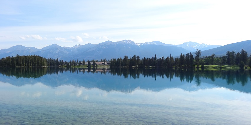 A picturesque landscape of Lac Beauvert, a must-see destination near Jasper National Park