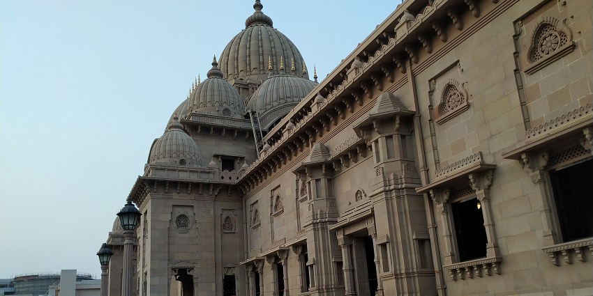 An image of Belur Math’s temple complex by the Hooghly River, reflecting its significance.