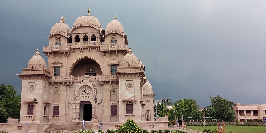 A picture of the majestic Belur Math temple which is among temples in Kolkata.