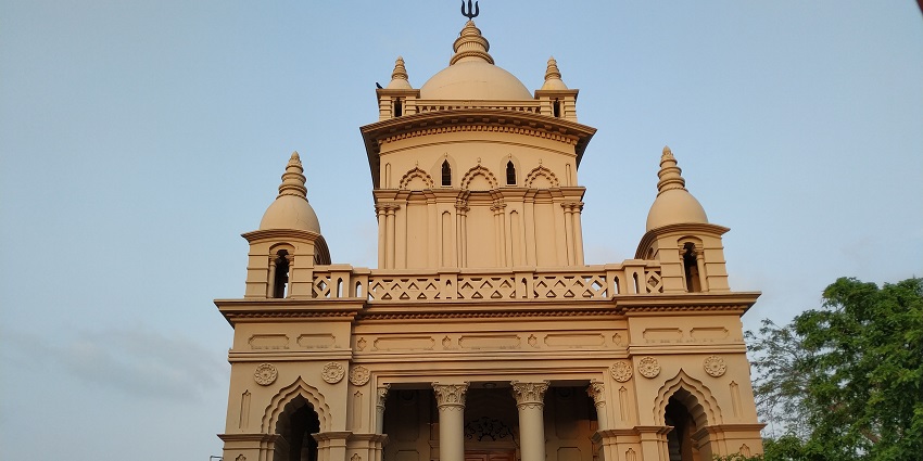 A picture of Belur Math, which is a multicultural temple on the Hooghly River.