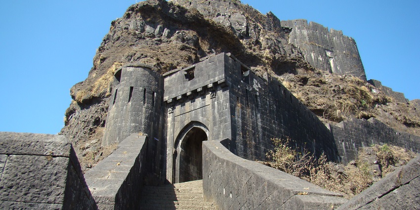 The best time to visit Vetalwadi Fort in Maharashtra, India is from June to February.