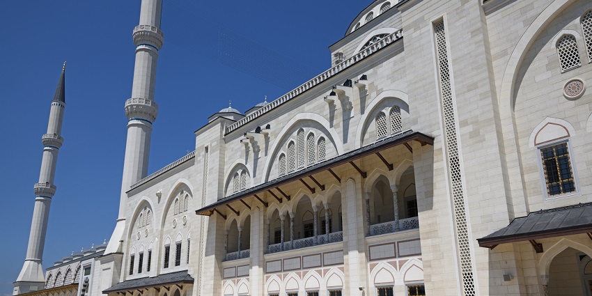 best time to visit Çamlıca Mosque is from April to June and September to November.