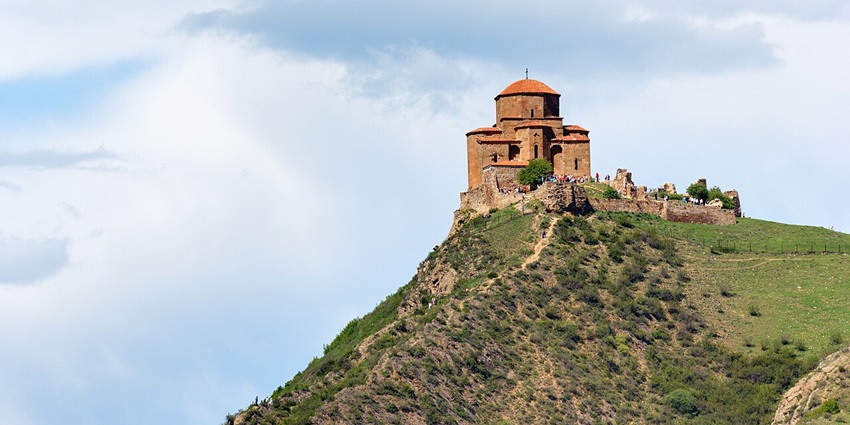 The ideal time to visit Jvari Monastery is from April to October.