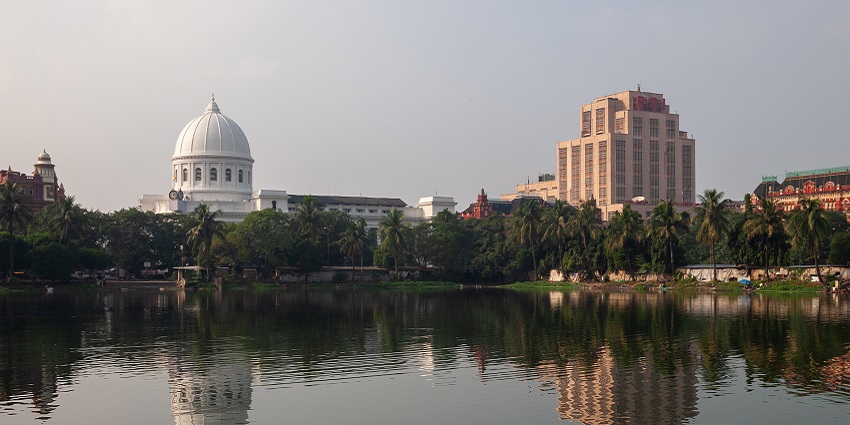 Scenic image of the iconic post office and reserve bank of India building in the Kolkata city