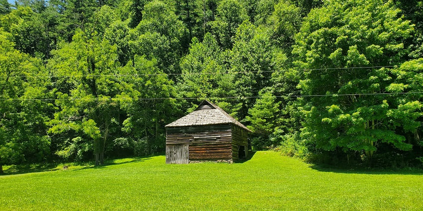 Picturesque view of old building in Great Smoky mountains surrounded by lush greenery