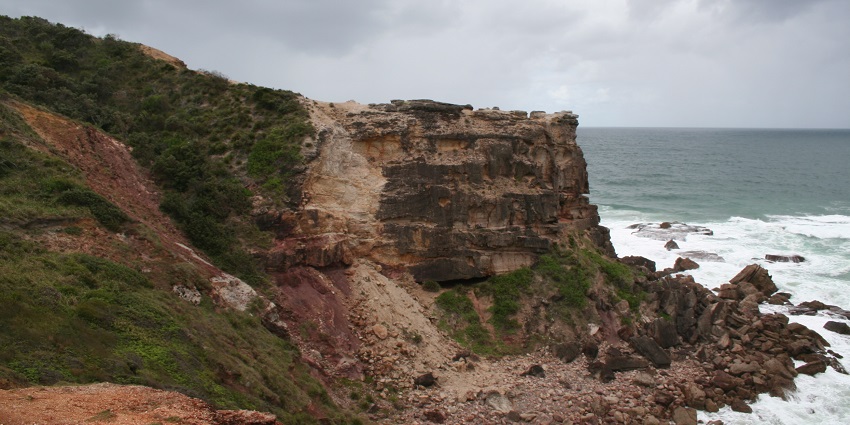 Image of picturesque beach view - Clear skies and sunny weather at Caves Beach