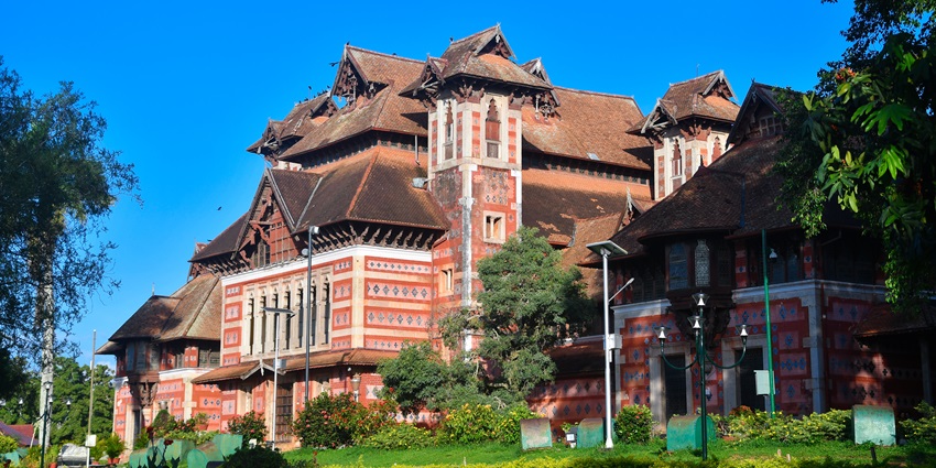 A picture of the art museum and gallery on a sunny, vibrant day with lush green nature.