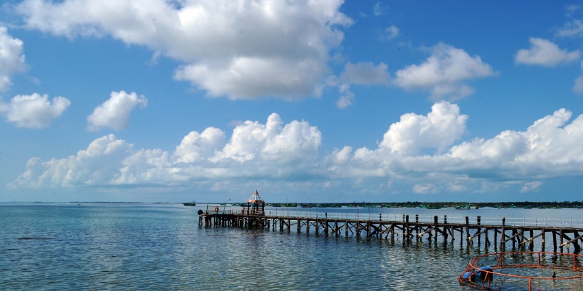 The best time for snorkelling in Rameshwaram is between October and April.