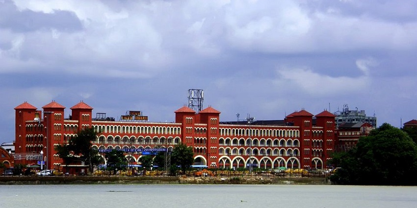 A view of a perfect sunny day at Rail Museum Howrah, an ideal day for exploration.