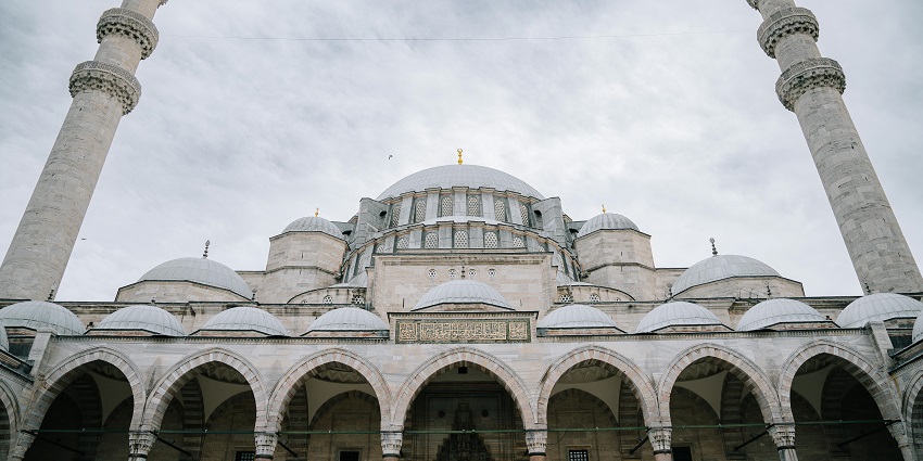 The best time to visit Suleymaniye Mosque in Turkey is during the spring.