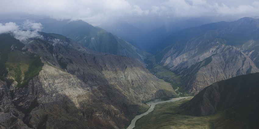 A picture of the Bhatsa River Valley offers a peaceful Igatpuri trekking experience.