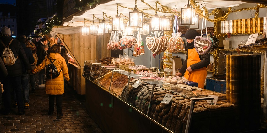 Shopping in Nainital bazaar, known for woollens, shawls, and handwoven items.