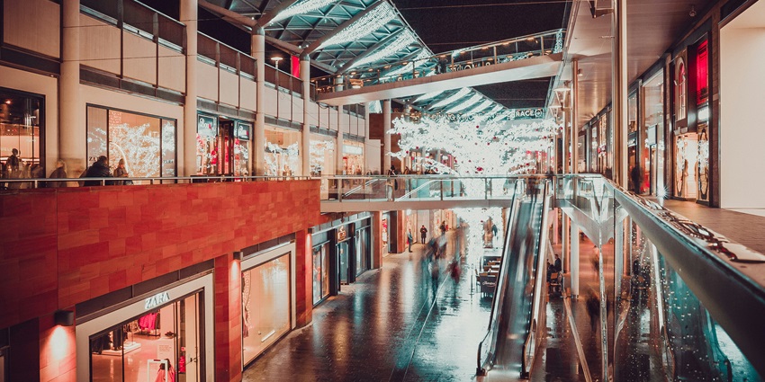 image from the inside of a shopping center in Agra