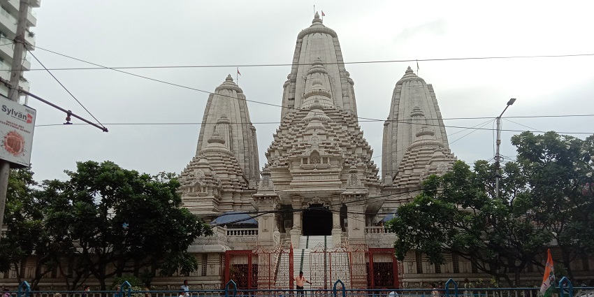 A picture of Birla Mandir, which is one of the most holy temples in Kolkata.