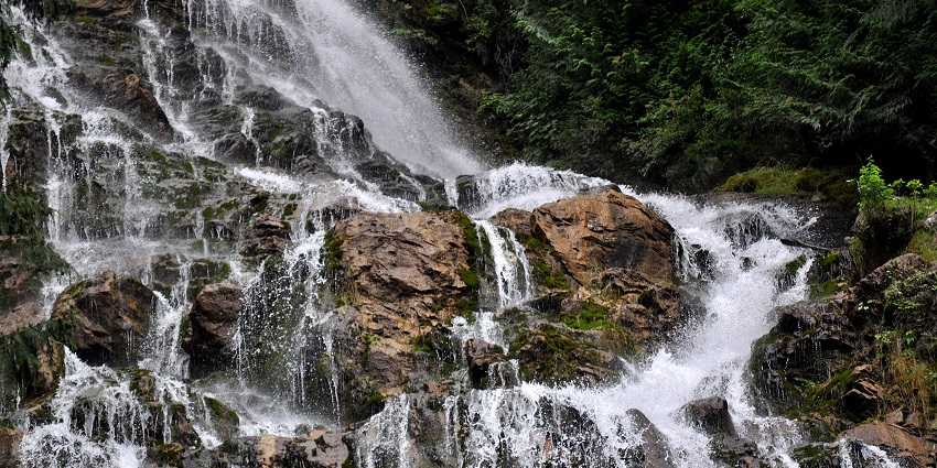 Enjoy sweeping views from both lookouts at New Zealand’s Waterfall of Bridal Veil.
