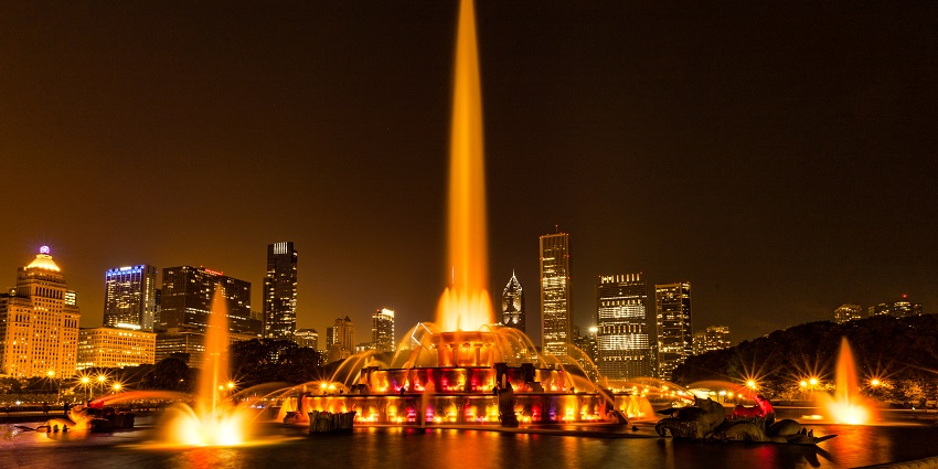 The beautiful picture at night of the Buckingham Fountain in Grant Park in Chicago, Illinois.