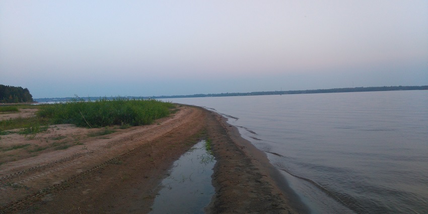 An image of a secluded beach in Chicago known as Calumet Beach with only a few visitors.