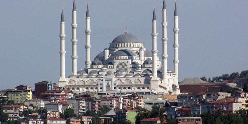 Modern mosques in Turkey with large prayer halls and panoramic Istanbul views.