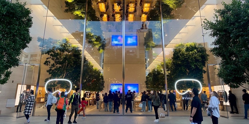 Shop international brands at the Grove - one of the things to do in Los Angeles in December.