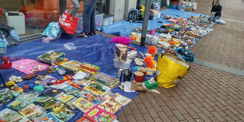 Things to do in Amsterdam in April include shopping at the free market.