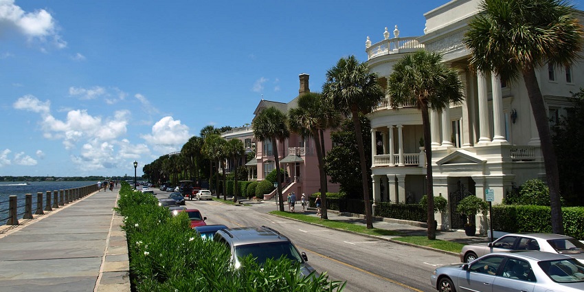Picture of the homes on East Battery Street in Charleston, South Carolina, USA.