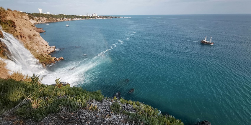 Imag eof a lovely beaches in North Lebanon with clear waters and cliffs
