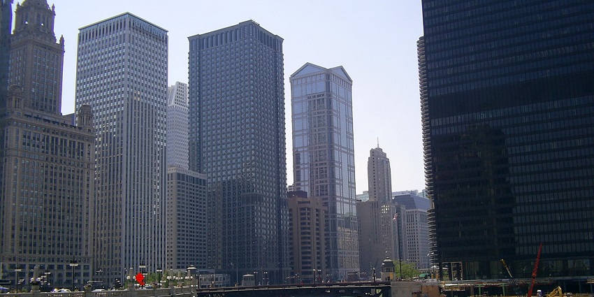 The Chicago River picture with its optical centre and the Trump Tower in Chicago.
