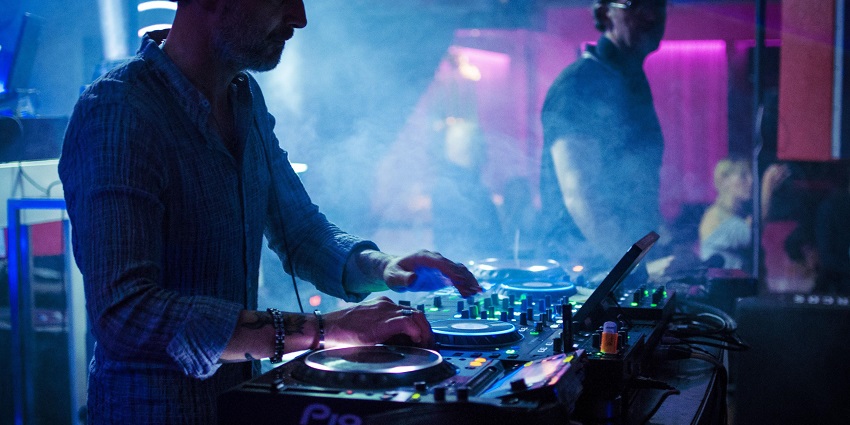Dancing to the DJ performances, an amazing experience of vibrant Australia nightlife.