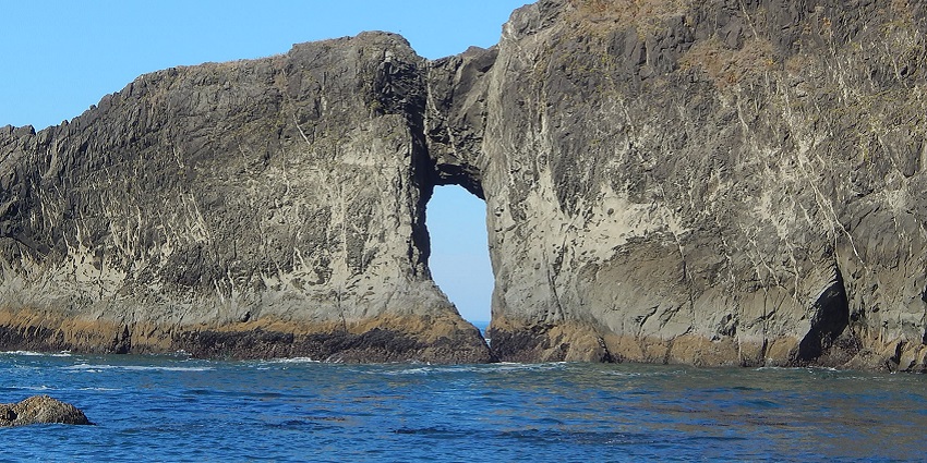 An image of Quateata natural arch at the north end of Second Beach, Olympic National Park.