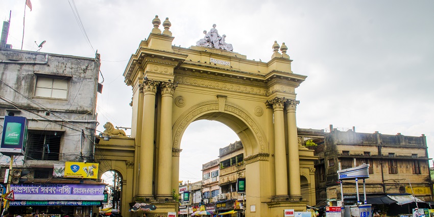 An image of Curzon Gate, a historical gate located at the centre of Burdwan, West Bengal.