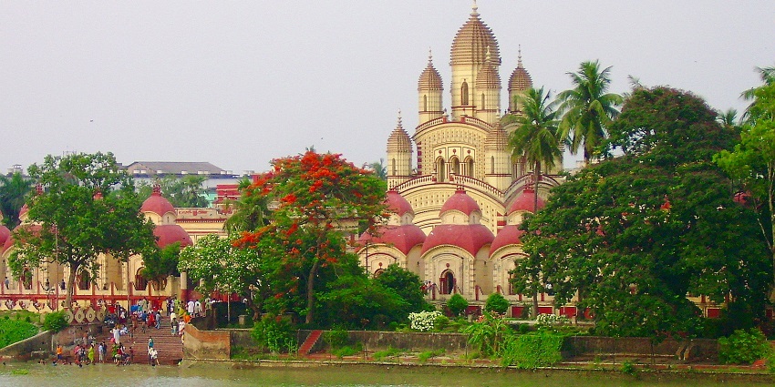 An image of Dakshineswar Kali Temple’s architecture, highlighting its spiritual ambience.