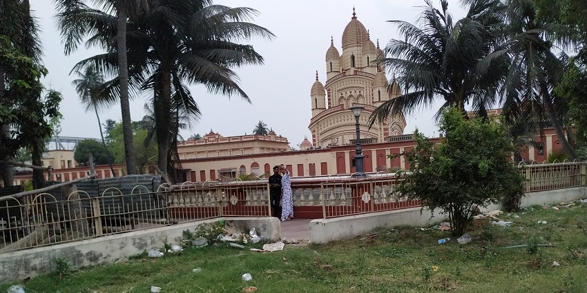 A picture of Dakshineswar Kali Temple, an iconic temple on the Hooghly River.