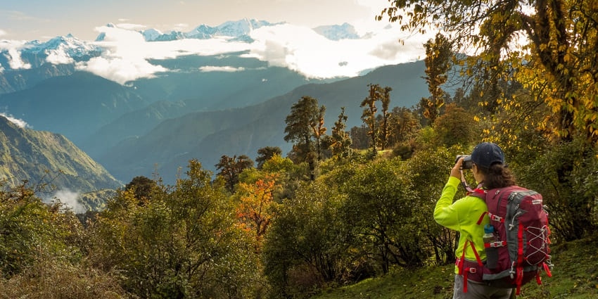 Trekking places in Uttarakhand through lush meadows and dense oak forests.