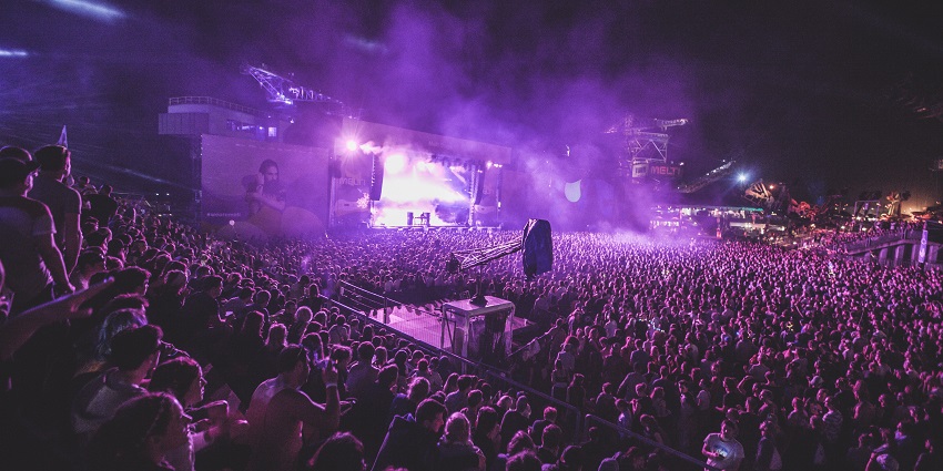 A glimpse of an eclectic festival in Paris featuring contemporary music and performances.