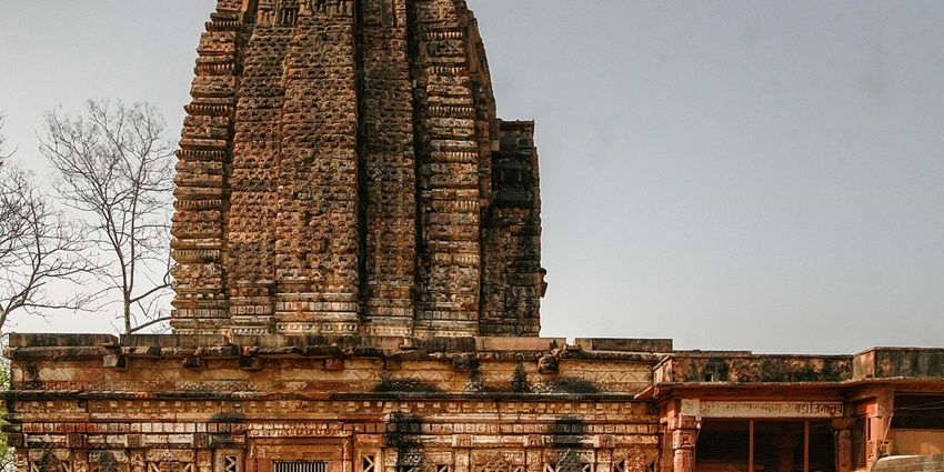 An image of the main temple of Deogarh, the 17th Tirthankara, Bhagavan Shantinath.