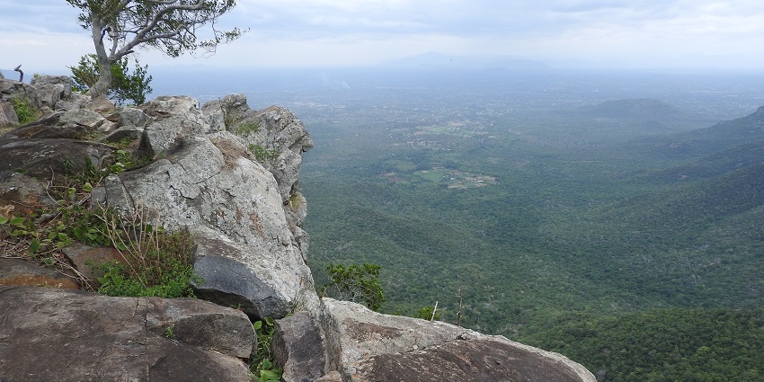 A picture of Devils Point, which includes cliffs and panoramic views of the valleys