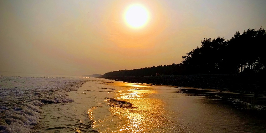 An image of the sandy beaches of Digha offers among the perfect romantic places near Kolkata.