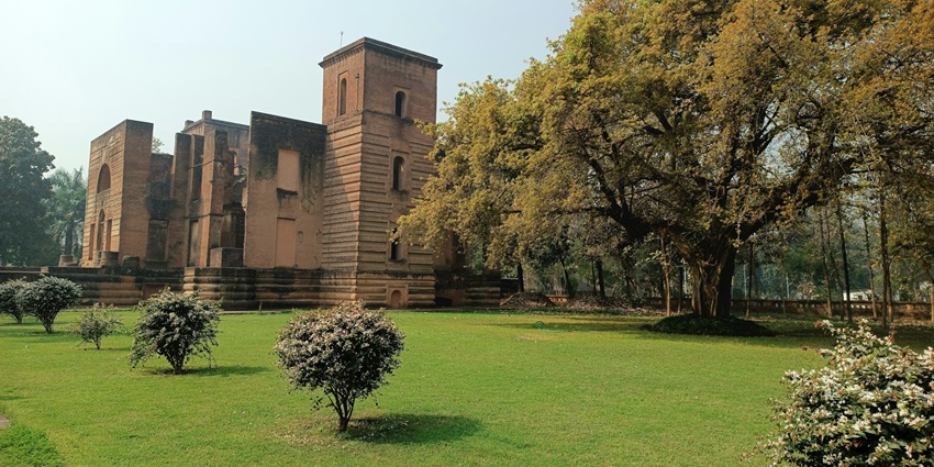 dilkusha kothi is an example of British architecture located near Lucknow for all.