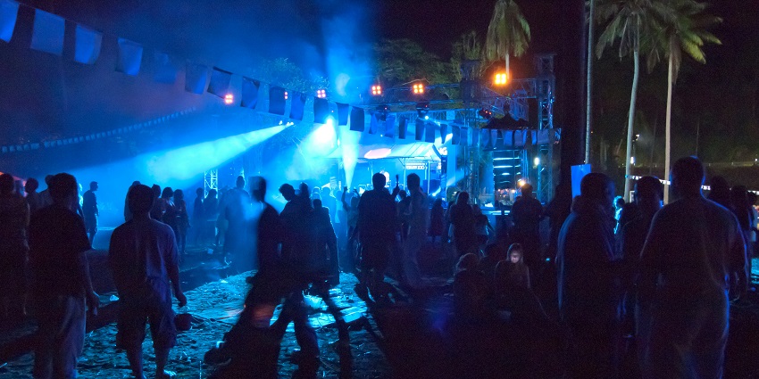 Picture of the beautiful club and the dancing audience— Krabi Nightlife