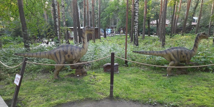 Dinosaur statues at Dinosaur World in Creswick, a tourist attraction near Mammoth Cave National Park.