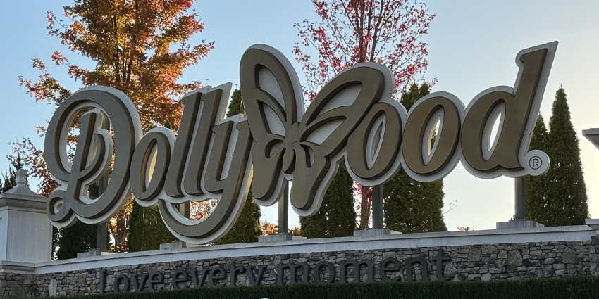 An image showing the entrance of the Dollywood in Pigeon Forge, located in the USA.