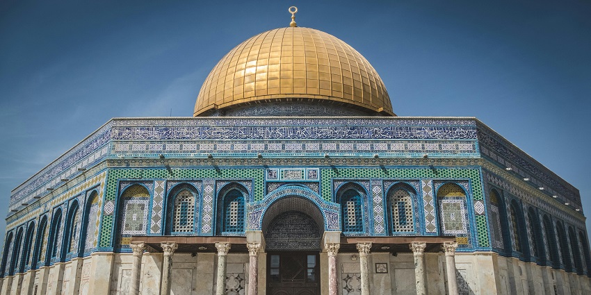 Iconic golden-domed mosque with religious and historical significance in Jerusalem.