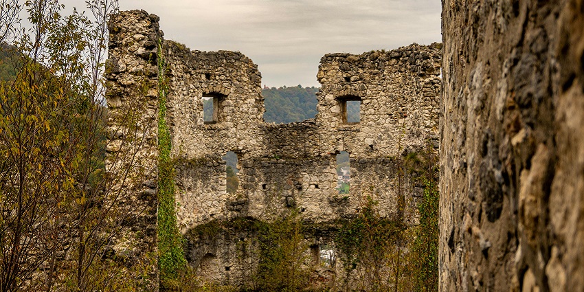 A picture of a historic Rajput fortress ruins with scenic views; places to visit in Aligarh.