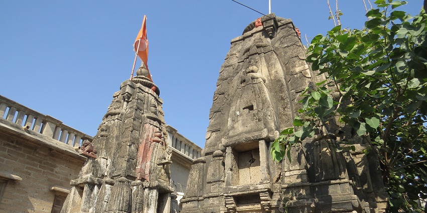 A picture of Dwarkadhish Temple in Mathura, known for its architectural beauty and devotion.