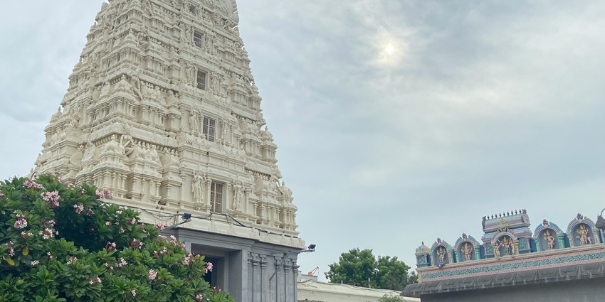 Offering prayers at the Eachanari Vinayagar Temple is one of the best things to do in Pollachi.