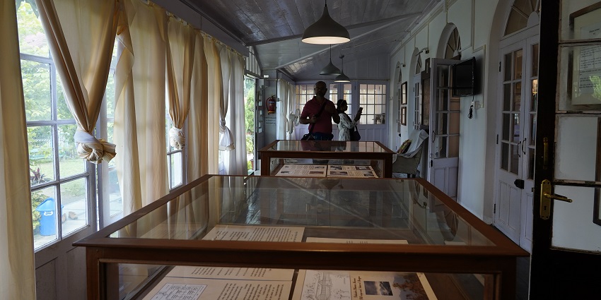 A picture of the interior of Rabindra Bhavan, resembling Shantiniketan Museum style.