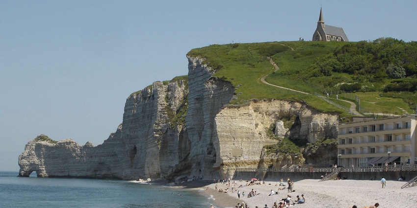 Image of Étretat beachside - Coastal town with dramatic white cliffs and natural arches