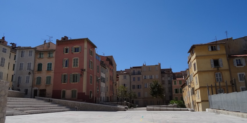 Exploring Le Panier is among the best things to do in Marseille with its narrow streets, vibrant markets, and art.