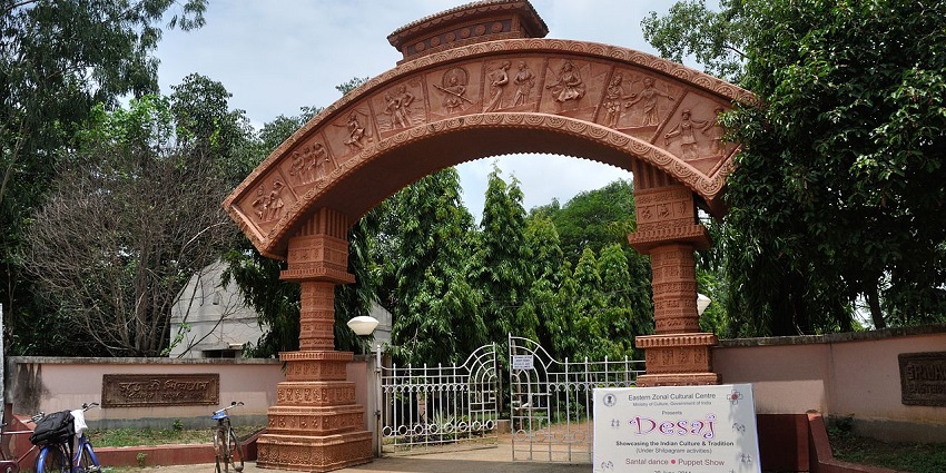 A picture of the entrance gateway of a cultural village in Bolpur, West Bengal