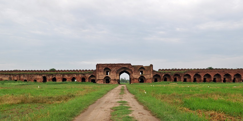 take a detour to the history of the country at Mughal Sarai Doraha